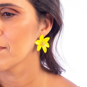 Brinco Flor Grande Esmaltado Amarelo com Miolo Dourado