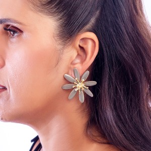 Brinco Flor Girassol Dourado com Esmaltado Cinza