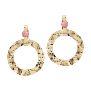 Brinco Aro Martelado com Base em Dourado e Resina Rosa