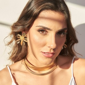 Brinco Flor Magnólia Grande Liso Dourado Fosco
