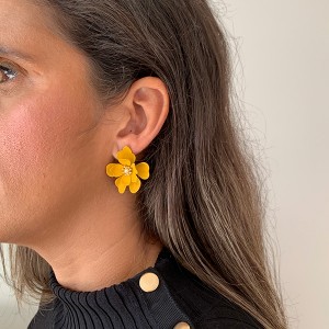 Brinco Flor Jasmim Esmaltado Amarelo com Miolo em Dourado