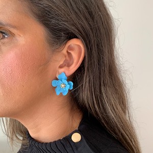 Brinco Flor Jasmim Esmaltado Azul com Miolo em Dourado