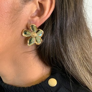 Brinco Flor Cinco Pétalas em Dourado
