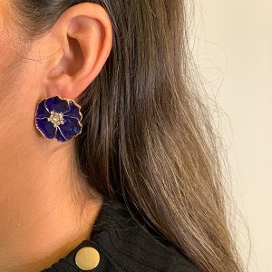 Brinco Margarida Esmaltado Azul Escuro com Zircônia ao meio