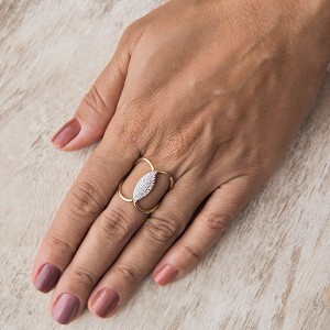 Anel Oval Cravejado No Meio Banhado a Ouro 18k