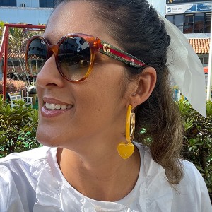 Brinco Argola Coração Resina Amarelo