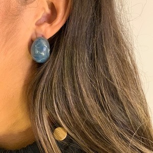 Brinco Meia Argola Bold em Resina Azul Escuro