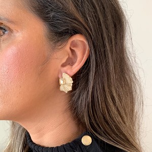 Brinco Meia Flor Esmaltado Bege e Dourado