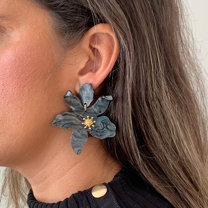 Brinco Flor Orquídea Acrílico Pendurada Preto Com Dourado
