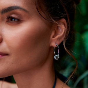 Brinco Argola Elos Zircônia Colorida Banhado a Ródio Branco