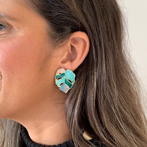 Brinco Folha Costela de Adão Esmaltado na Cor Verde Escuro e Dourado