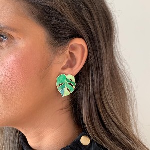 Brinco Folha Costela de Adão Esmaltado na Cor Verde Claro e Dourado
