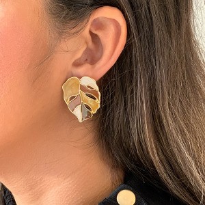 Brinco Folha Costela de Adão Esmaltado na Cor Caramelo e Dourado