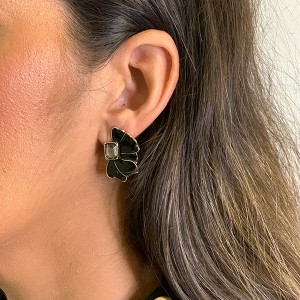 Brinco Meia Flor Esmaltado Preto e Dourado