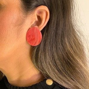 Brinco Botão Oval em Acrílico na Vermelho Mesclado